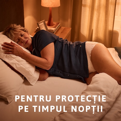 Femeie care doarme în pat, purtând chiloții TENA. Mesajul transmite „protecție pe timp de noapte”.