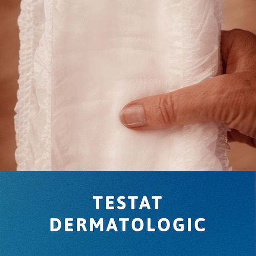 Persoană care ține un chilot TENA într o mână. Produsul este în prim-plan.  Mesajul transmite „Testat  dermatologic”.