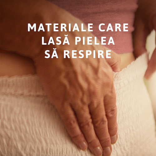 Persoană care poartă chiloți TENA  întinzândui-i puțin cu ambele mâini.  Mesajul transmite „materiale care lasă  pielea să respire”.