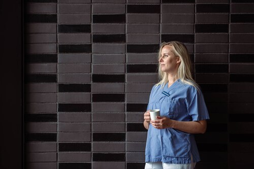看護師のEleonore Bookが、勤務中の休憩にコーヒーを飲んでいる。