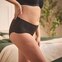 Mujer con ropa interior TENA Silhouette, dermatológicamente testada