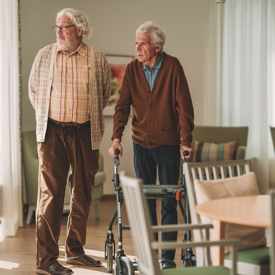 2人の男性入居者が一緒に立っている