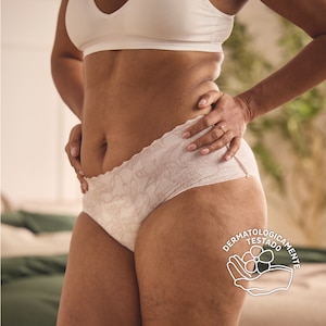 Mujer con ropa interior TENA Silhouette, dermatológicamente testada