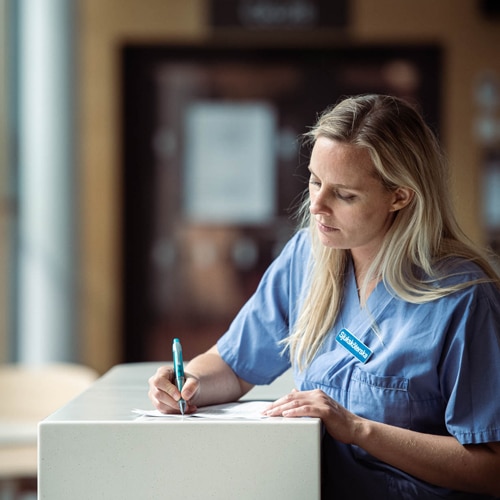 Eleonore Book ist eine examinierte Krankenschwester aus Schweden, die seit fast 20 Jahren in der Altenpflege tätig ist.