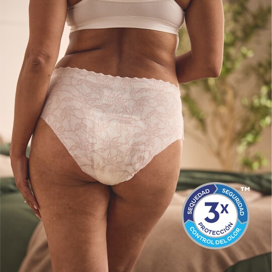 Mujer que lleva puesta ropa interior protectora TENA Silhouette, con triple protección