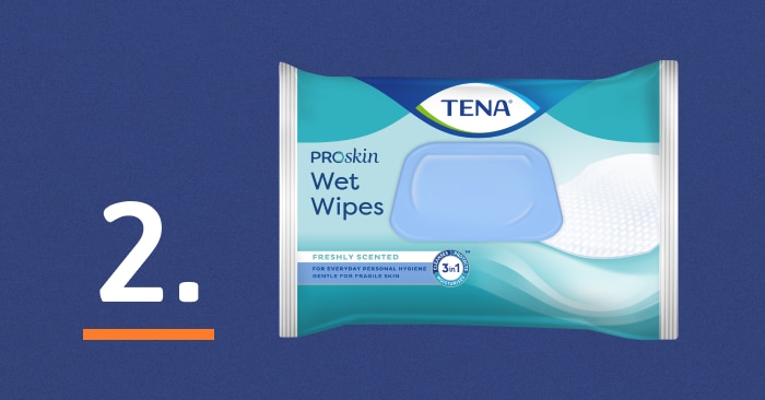 تُظهر هذه الصورة مناديل TENA ProSkin المبللة للتنظيف بجانب الرقم 2. يرمز هذا الرقم إلى "التنظيف"، وهو الخطوة الثانية ضمن مجموعة TENA الثلاثية المتكاملة للعناية بصحة البشرة.