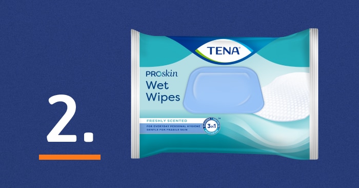 数字の 2 の横に TENA ProSkin クレンジング ワイプが写っている画像。数字の 2 は「清潔さ」を表し、TENA の 3 ステップ サイクルの 2 番目のステップです。