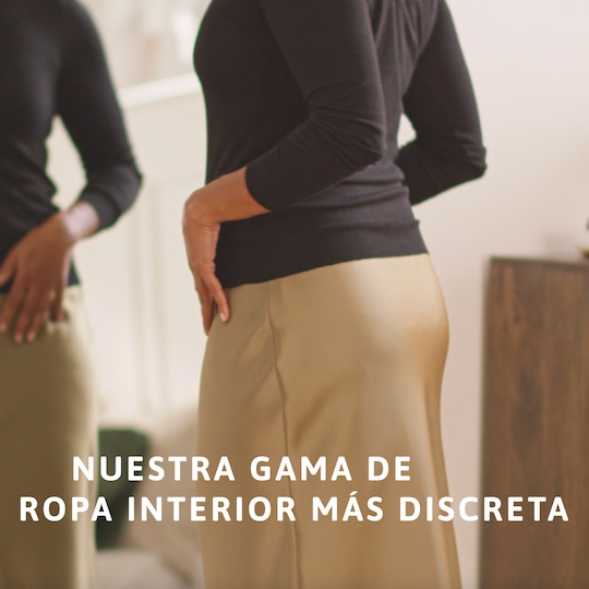 Mujer que lleva debajo de la ropa unas braguitas TENA Silhouette, nuestra gama de ropa interior más discreta