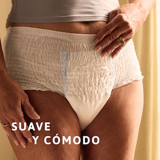Persona que lleva puesto TENA Pants protect+, para destacar lo cómodo que resulta para la piel