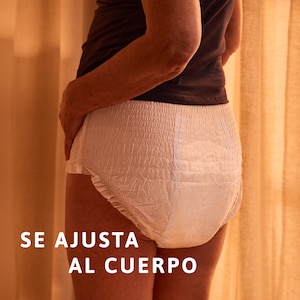 Imagen de una persona que lleva puesto TENA Pants protect+ por la noche para mostrar el ajuste perfecto
