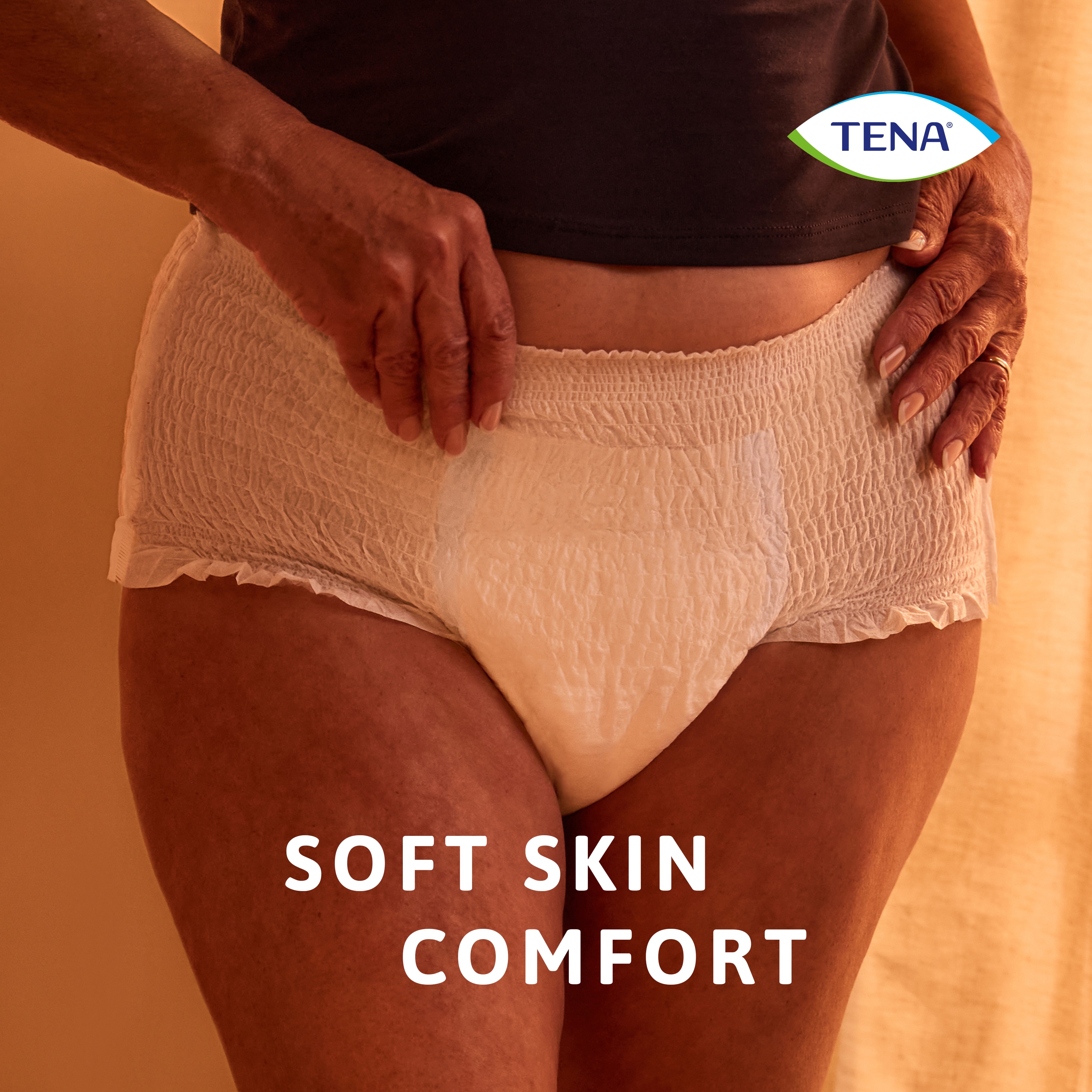 A utilizar o produto TENA Pants protect+ em ambiente noturno, destacando o conforto suave para a pele