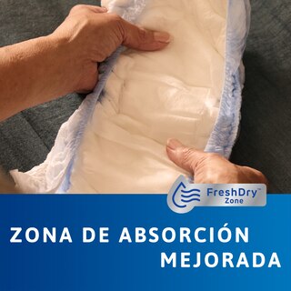 Primer plano de unas manos sosteniendo el producto TENA Pants protect+ para mostrar la zona de absorción especial