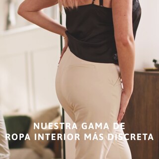 Mujer que lleva debajo de la ropa unas braguitas TENA Silhouette, nuestra gama de ropa interior más discreta