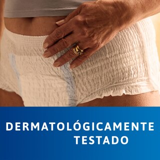 Primer plano de una persona que lleva puesto TENA Pants protect+, dermatológicamente testado