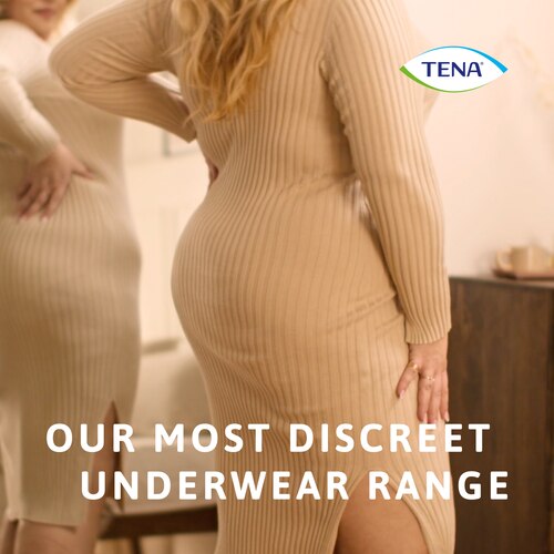 Femme portant des vêtements par-dessus le sous-vêtement TENA Silhouette, notre gamme de sous-vêtements les plus discrets