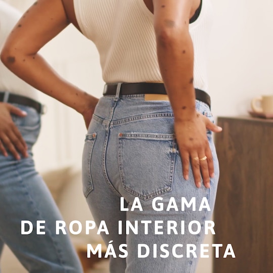 Mujer que lleva debajo de la ropa unas braguitas TENA Silhouette, nuestra gama de ropa interior más discreta