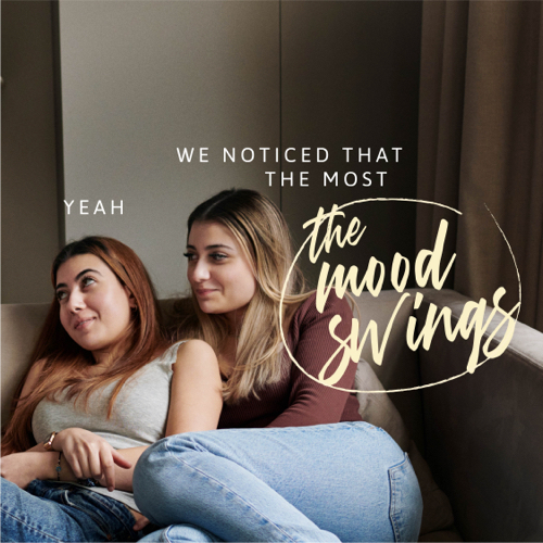 Ingi and her daughters are having a conversation on the sofa. Text reads: One minute I was happy, then your dad would say good morning and I would wanna smash his face in. – Yeah. We noticed that the most: the mood swings.
