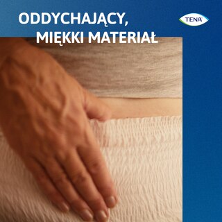 Ręka dotykająca oddychający, miękki materiał bielizny TENA, podkreślająca komfort i delikatność produktu.