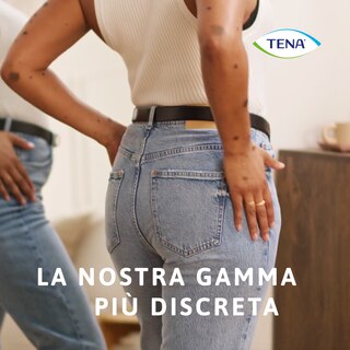Donna che indossa abiti sopra le mutandine assorbenti a vita bassa TENA Silhouette, la nostra linea più discreta
