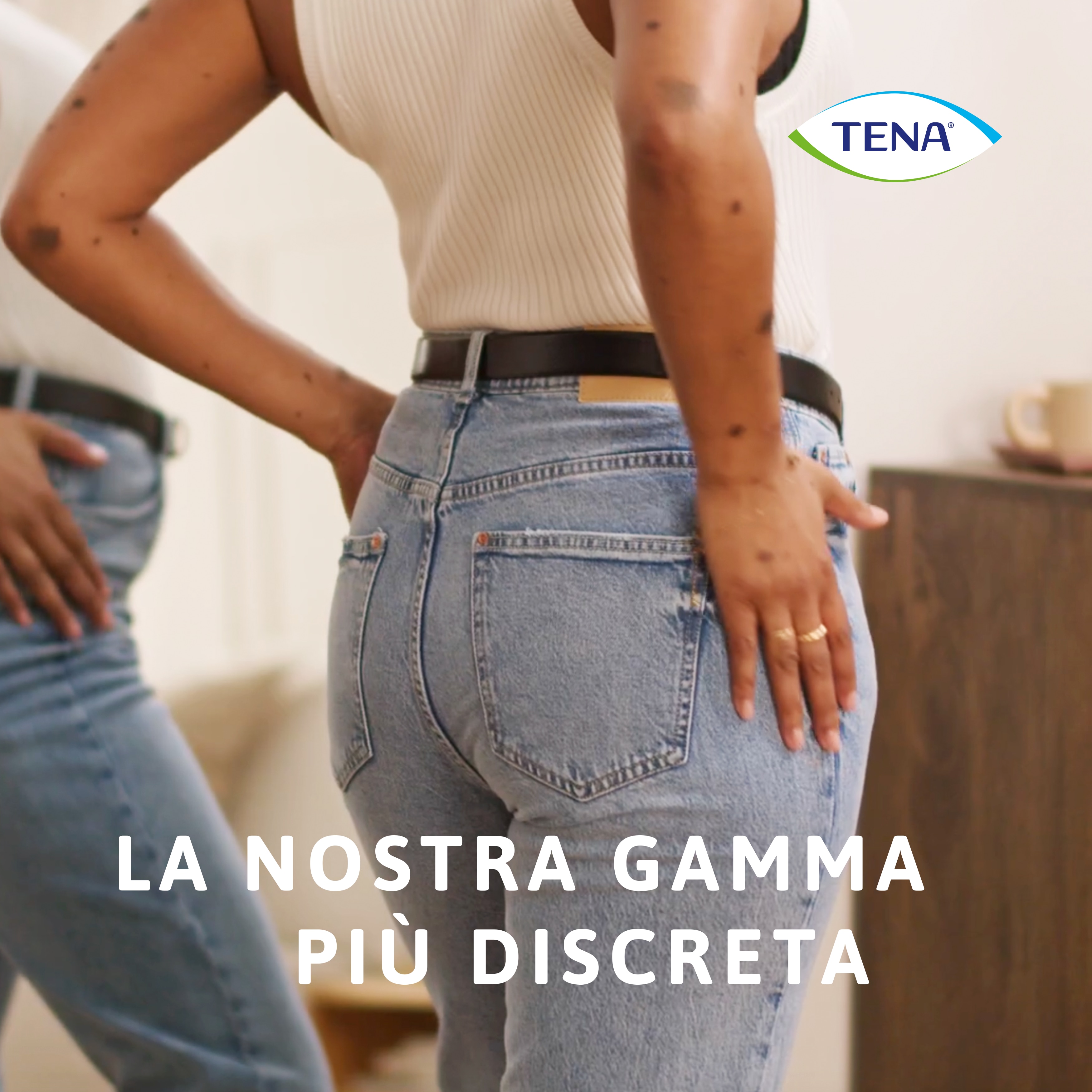 Donna che indossa abiti sopra le mutandine assorbenti a vita bassa TENA Silhouette, la nostra linea più discreta