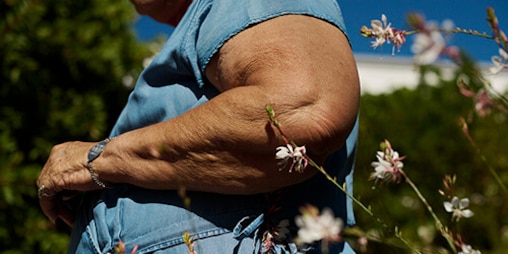 TENA-CGR-Lifestyle-Close-up-womens-arm-in-garden-Promobox-500x250px.jpg                                                                                                                                                                                                                                                                                                                                                                                                                                             