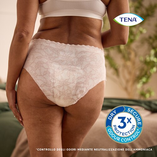 Donna che indossa le mutandine assorbenti TENA Silhouette bianche con tripla protezione