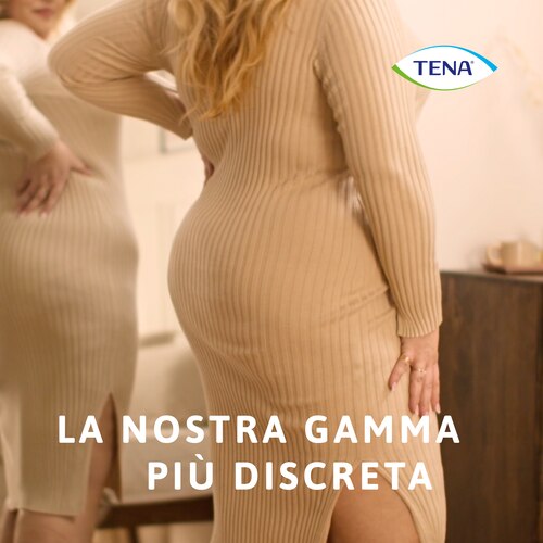 Donna che indossa abiti sopra le mutandine assorbenti a vita alta TENA Silhouette, la nostra linea più discreta