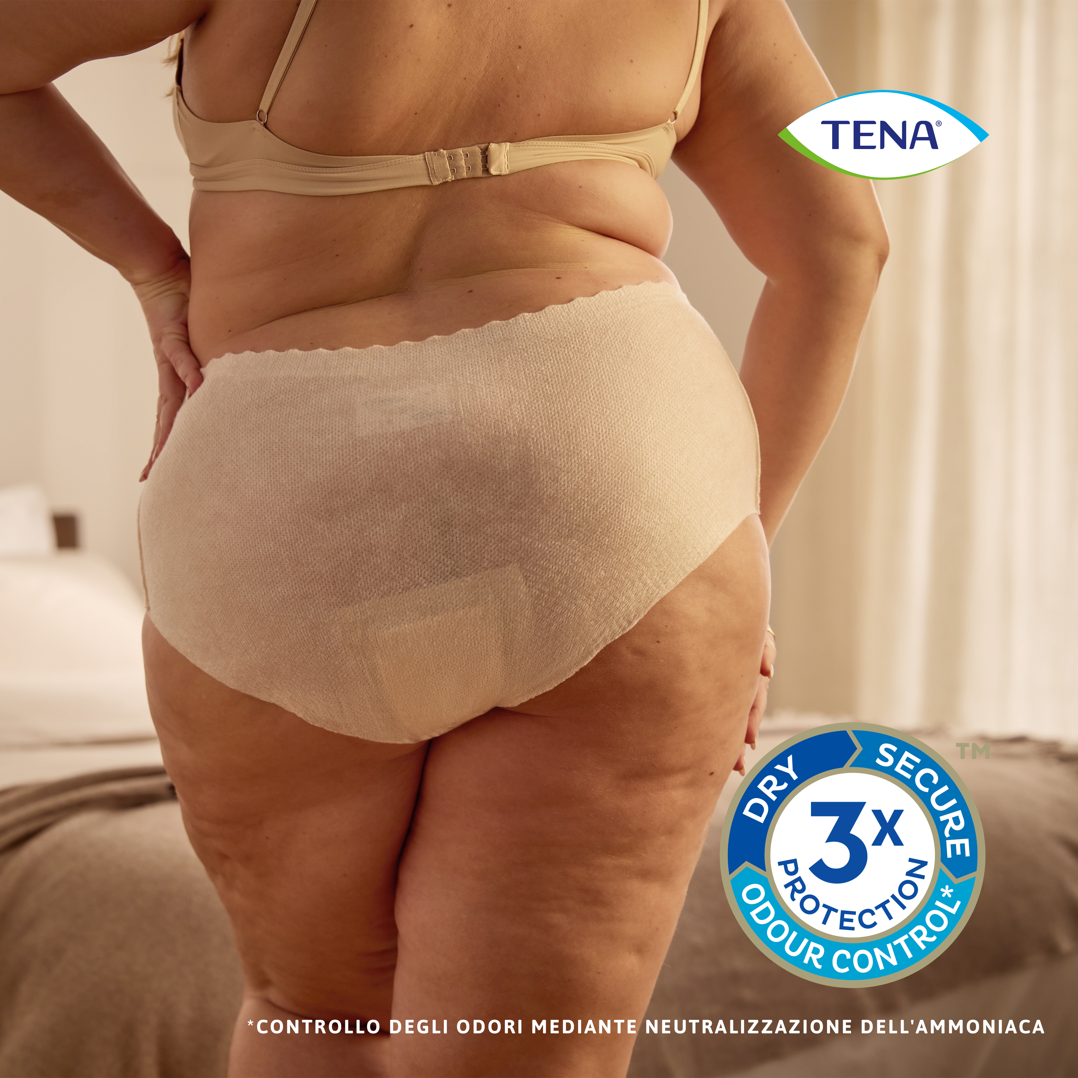 Donna che indossa le mutandine assorbenti a vita alta TENA Silhouette