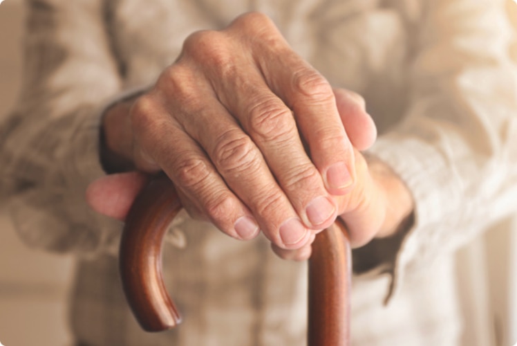 杖を握る、高齢女性の手元のクローズアップ
