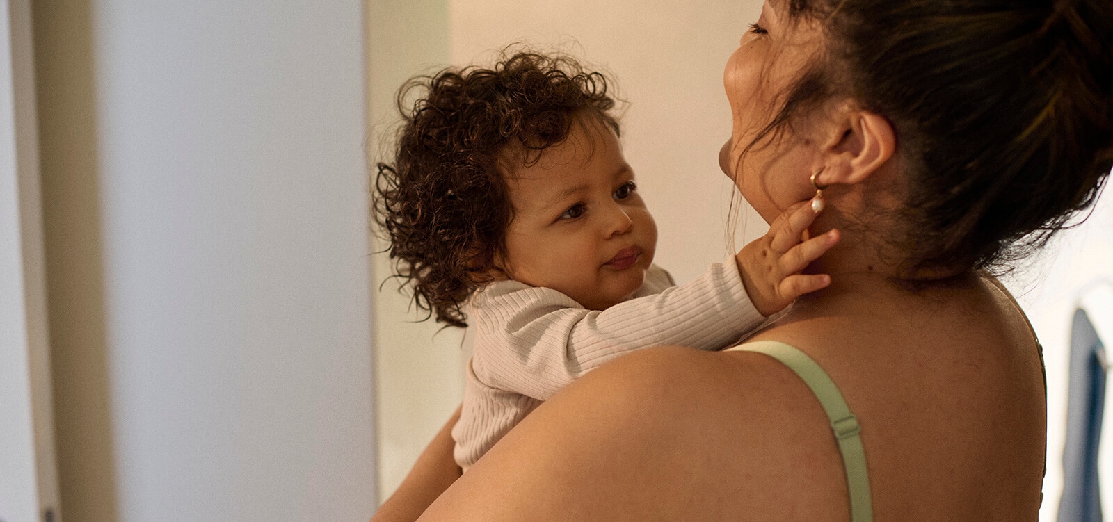 Uma assistente de loja ajusta um vestido numa mulher feliz e atraente