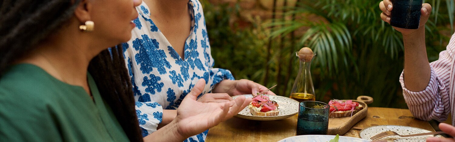 Jak bielizna chłonna może wspierać kobiety w trakcie codziennych aktywności, jak spotkanie w kawiarni
