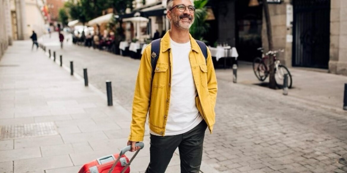 Ein Mann mit einem Reisekoffer