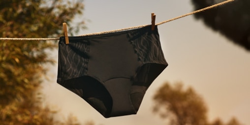 Des culottes lavables TENA sont suspendues à sécher, comme des sous-vêtements classiques.