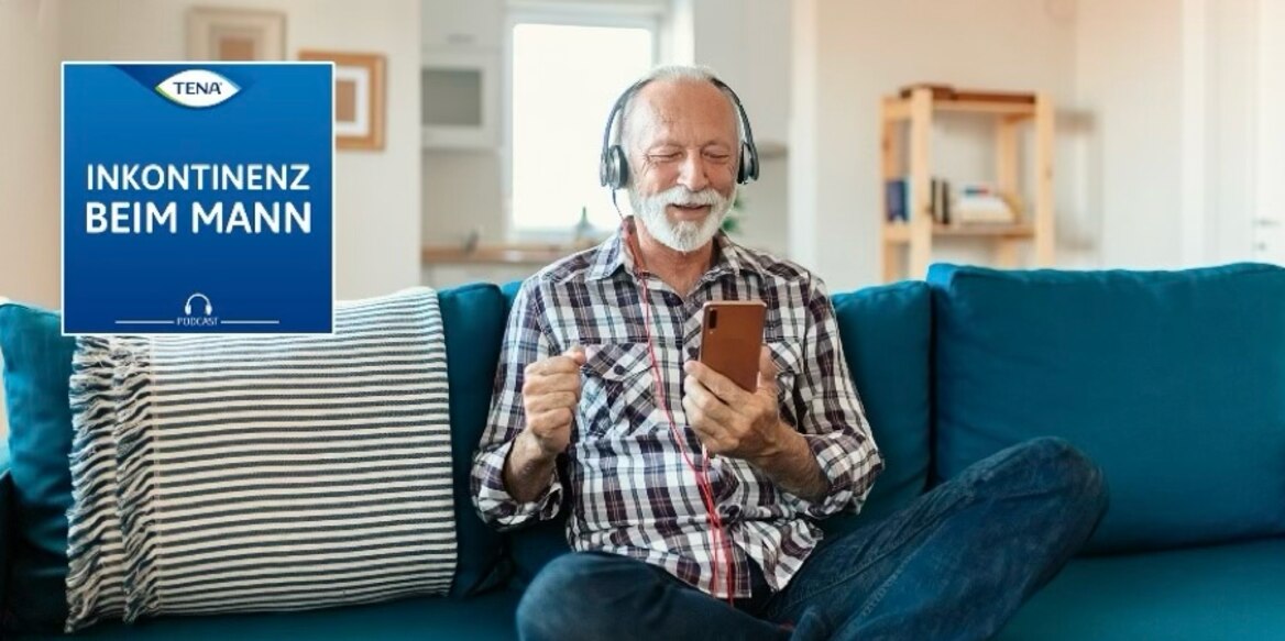Ein Mann hört mit Kopfhörern einen Podcast