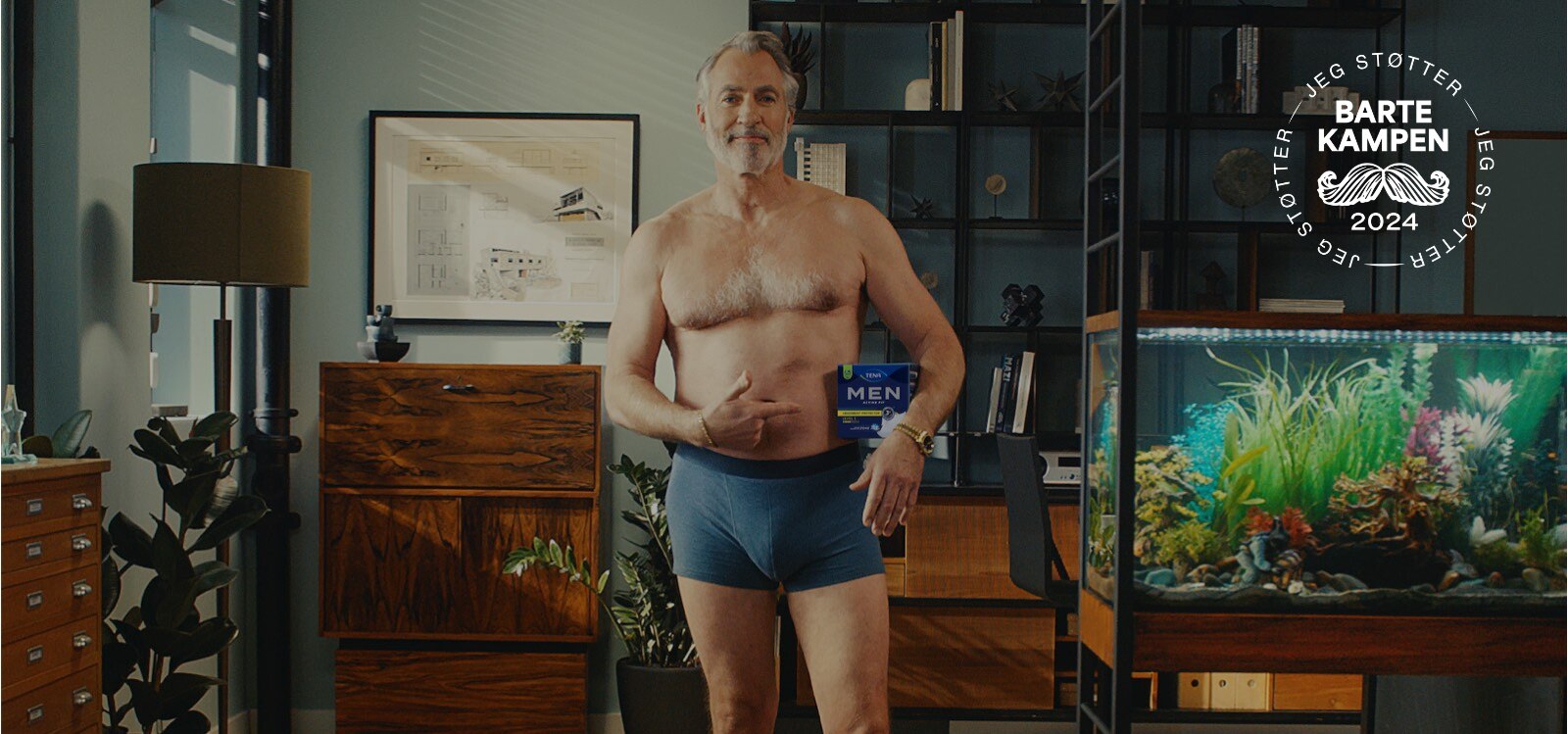 En mann i 50-årsalderen poserer i en TENA boxershorts. 