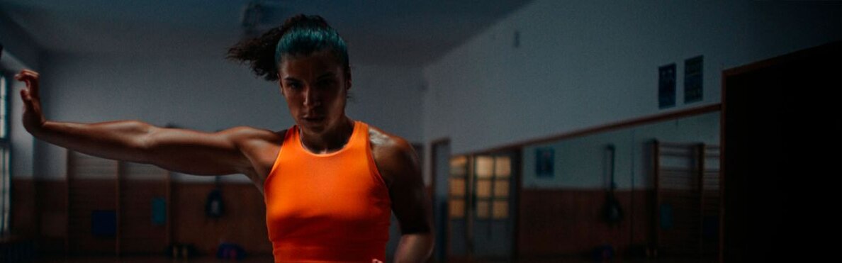 Kobieta ćwicząca sztuki walki na sali treningowej