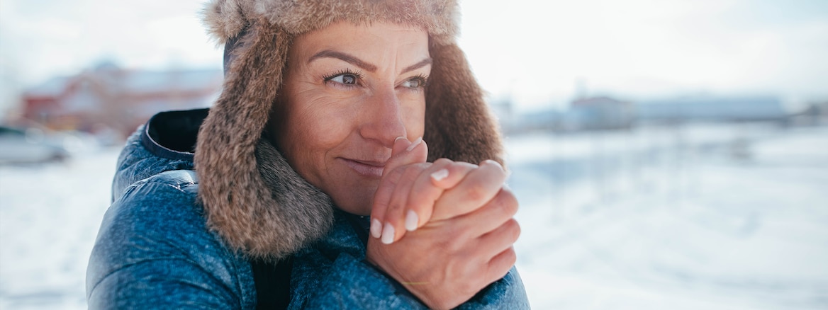 vrouw met bontmuts close-up