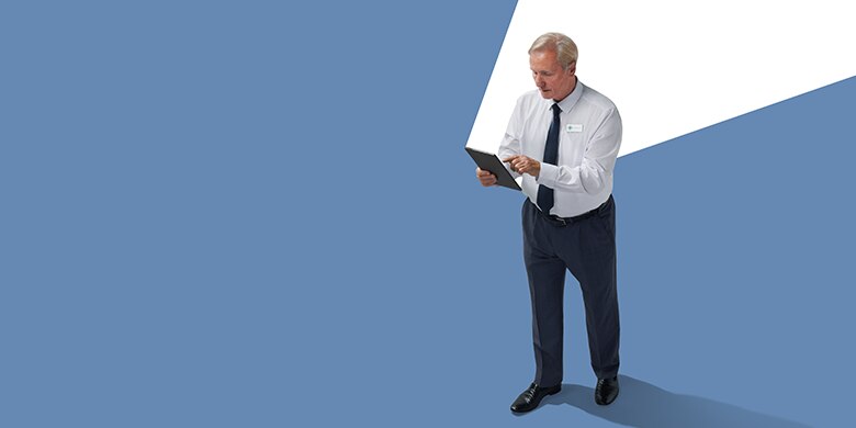 Een man kijkt naar een tablet
