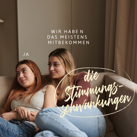 Ingi and her daughters are having a conversation on the sofa. Text reads: One minute I was happy, then your dad would say good morning and I would wanna smash his face in. – Yeah. We noticed that the most: the mood swings.